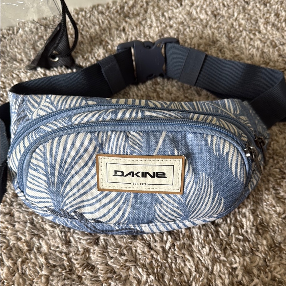 Dakine Blue and White Leaf Pattern Belt Bag